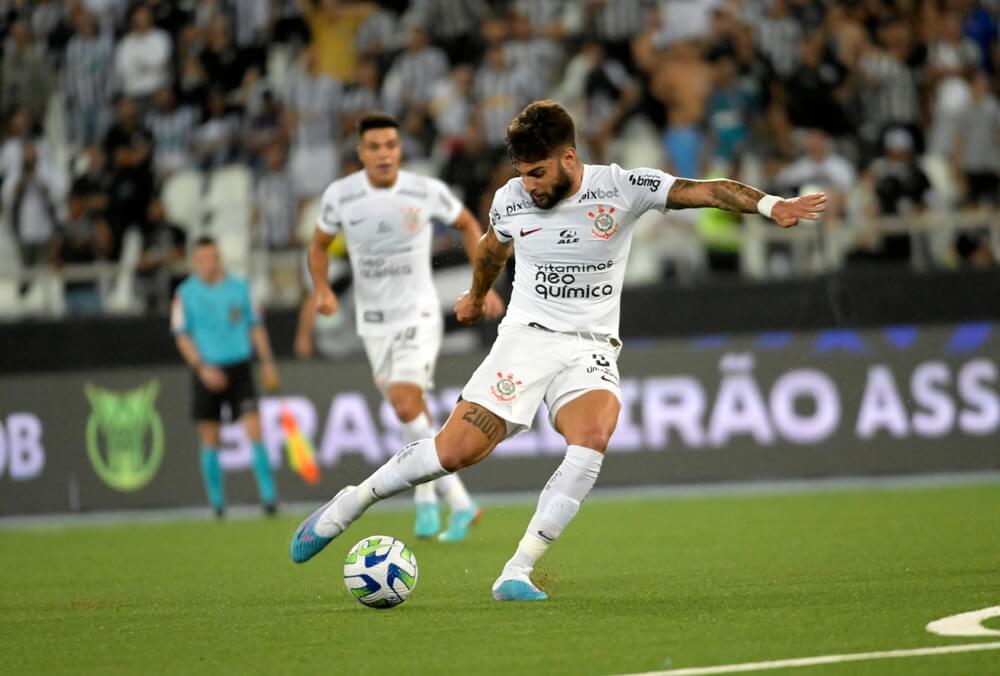 Botafogo contra Corinthians durante um jogo do Campeonato Brasileiro de Futebol no Estádio Nilton Santos