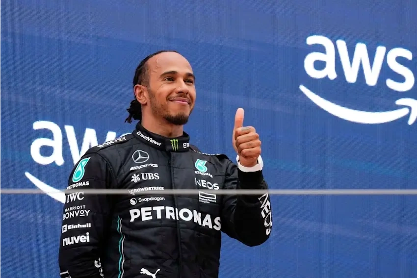 Lewis Hamilton termina entre os seis primeiros